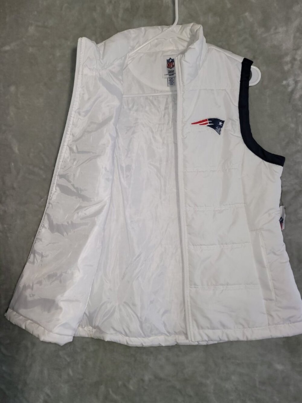 NWT New England Patriots Puffer White/Navy Vest Womens NFL Team Apparel Sz L - Picture 4 of 11